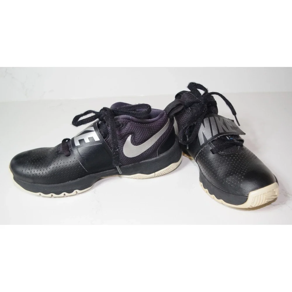Nike Team Hustle D 8 Black Silver Kids Basketball Shoes Size 5.5Y